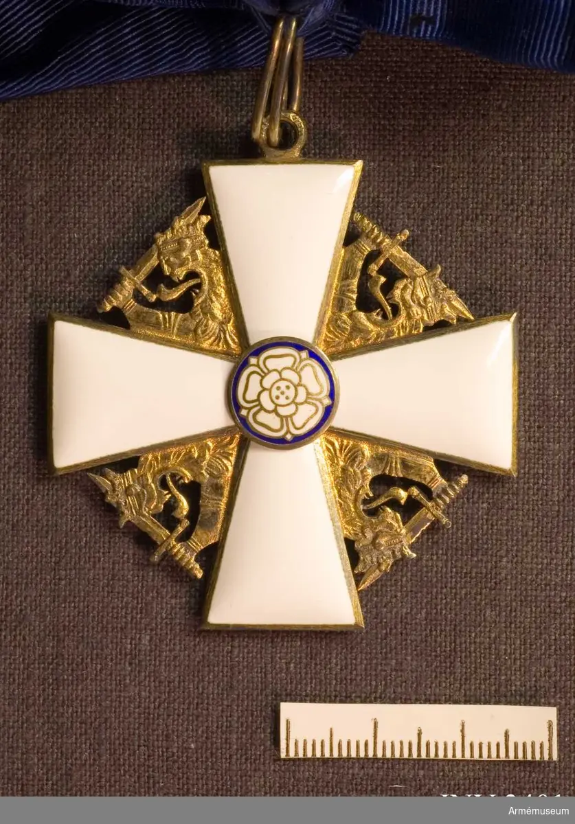Orden, Finlands Vita Ros. Storkors. 1938.
Ordenskorset är av vitemaljerat georgskors av guld. Det är på  mitten belagt med en blåemaljerad rundel, på vilken syns en  vitemaljerad heraldisk ros. I vinklarna mellan korsarmarna är anbragt huvudet med den svärdsvingande, pansarklädda framarmen av lejonet i det finska riksvapnet i samma metall som korsets  infattning. Frånsidan är vitemaljerad och utan utsmyckning.Storkorset bärs i ett 110 mm brett, mörkblått, vattrat band  Över högra axeln. Storkorset förvaras i samma blå ask som  kraschanen.