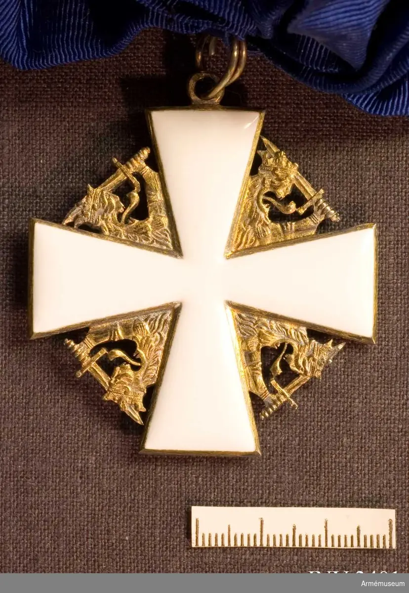 Orden, Finlands Vita Ros. Storkors. 1938.
Ordenskorset är av vitemaljerat georgskors av guld. Det är på  mitten belagt med en blåemaljerad rundel, på vilken syns en  vitemaljerad heraldisk ros. I vinklarna mellan korsarmarna är anbragt huvudet med den svärdsvingande, pansarklädda framarmen av lejonet i det finska riksvapnet i samma metall som korsets  infattning. Frånsidan är vitemaljerad och utan utsmyckning.Storkorset bärs i ett 110 mm brett, mörkblått, vattrat band  Över högra axeln. Storkorset förvaras i samma blå ask som  kraschanen.