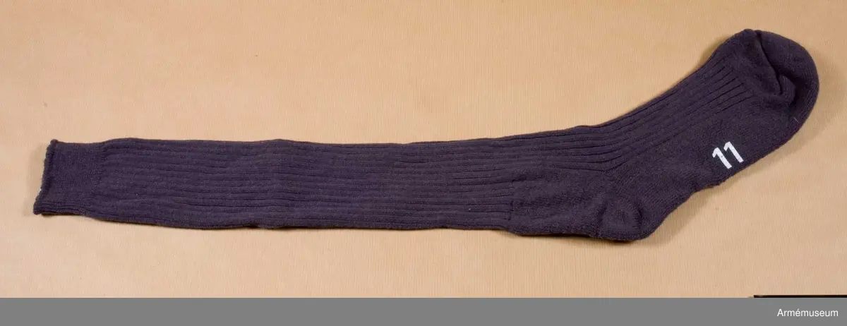 Strumpa, 3/4-längd, Svea livgarde. 1960-80. Storlek: 11. Strumpa 3/4, grå. Resårstickad med förstärkt sula och häl.