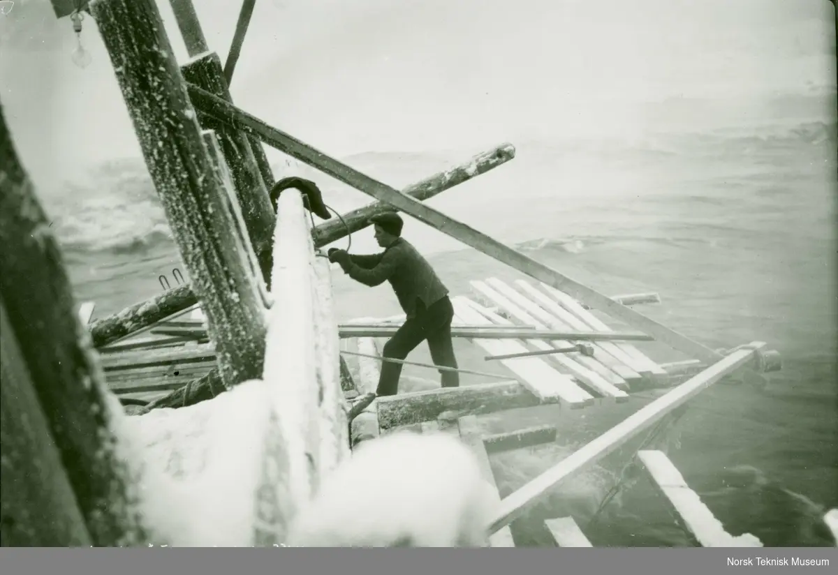 Fangdam til dypløpet til Rånåsfoss kraftverk fotografert  22/01 1919 i forbindelse med utbyggingen av Raanaasfossen 1918-1930