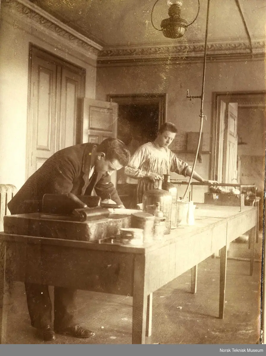 Produksjon ved klisjé-anstalten Wilh. Scheel & Co,  Akersgaten 7, omkring 1910