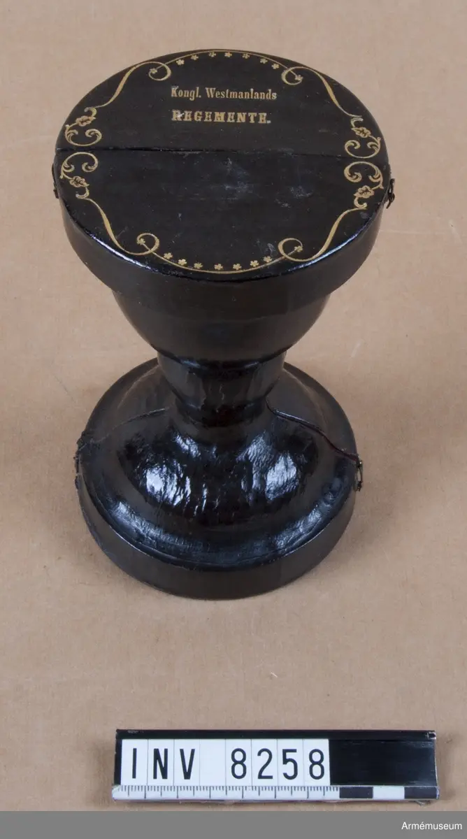 Fodralet är format för kalk AM 8254 och för patén AM 8255 och oblatask AM 8256, 8257. Fodralet är utfört i svart läder med ett rött sammetsfoder. På fodralets topp den plana plattan står märkt med guldbokstäver "Kongl. Westmanlands Regemente" med guldbokstäver. Runt omkring på topplattan löper en blomstergirland. En enkel gångjärnsanordning finns upptill och nertill och på motsvarande sida finns enkel låsanordning.