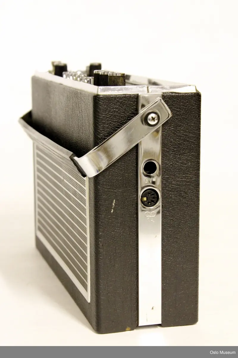 svart Tandberg portable 31 transistorradio, med prislapp under: 745,- og stempelavgift  64,- 
ang. stempelavgift, se feks http://www.nrhf.no/nrhf-stempel.html (15.02.2010)