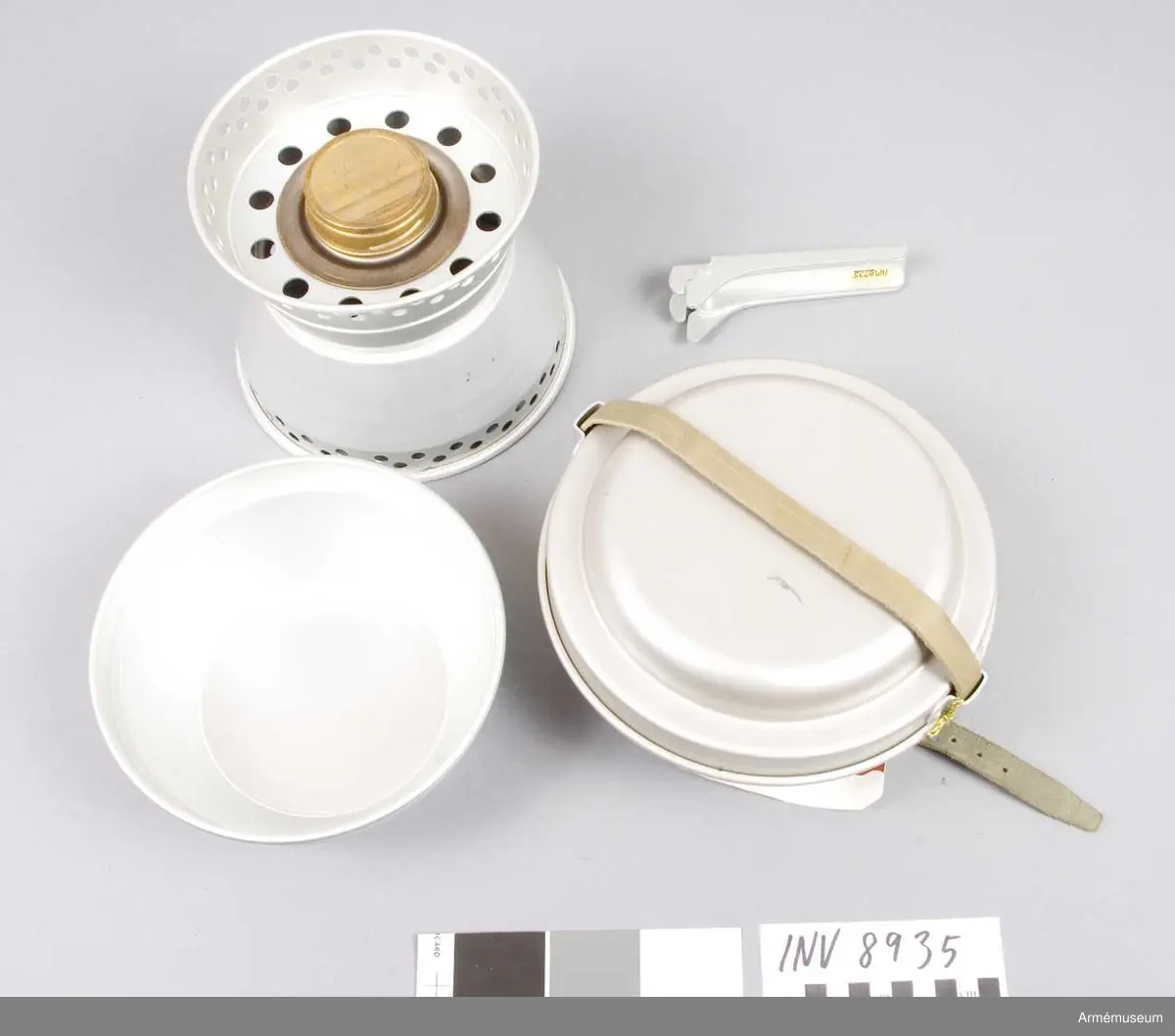 Bestående av: En brännare avsedd för sprit, märkt: "Trangia"; ett undre och ett övre vindskydd; två kokkärl; ett lock (stekpanna) märkt "NC 67 Svea"; ett lockhandtag märkt "NC 66 Svea" samt en omslagsrem av läder.