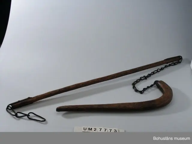 Träårder med smidd plogbill som kopplas till ett dragok. 
Dragårdret sammanhör med Drakok, UM027773

Ur handskrivna katalogen 1957-1958:
Årder att dragas för hand
L. c:a 152 cm. Järnbeslag. Dragträ l. m. kätting. Föremål. Järnet ngt rostigt. Träet maskätet.