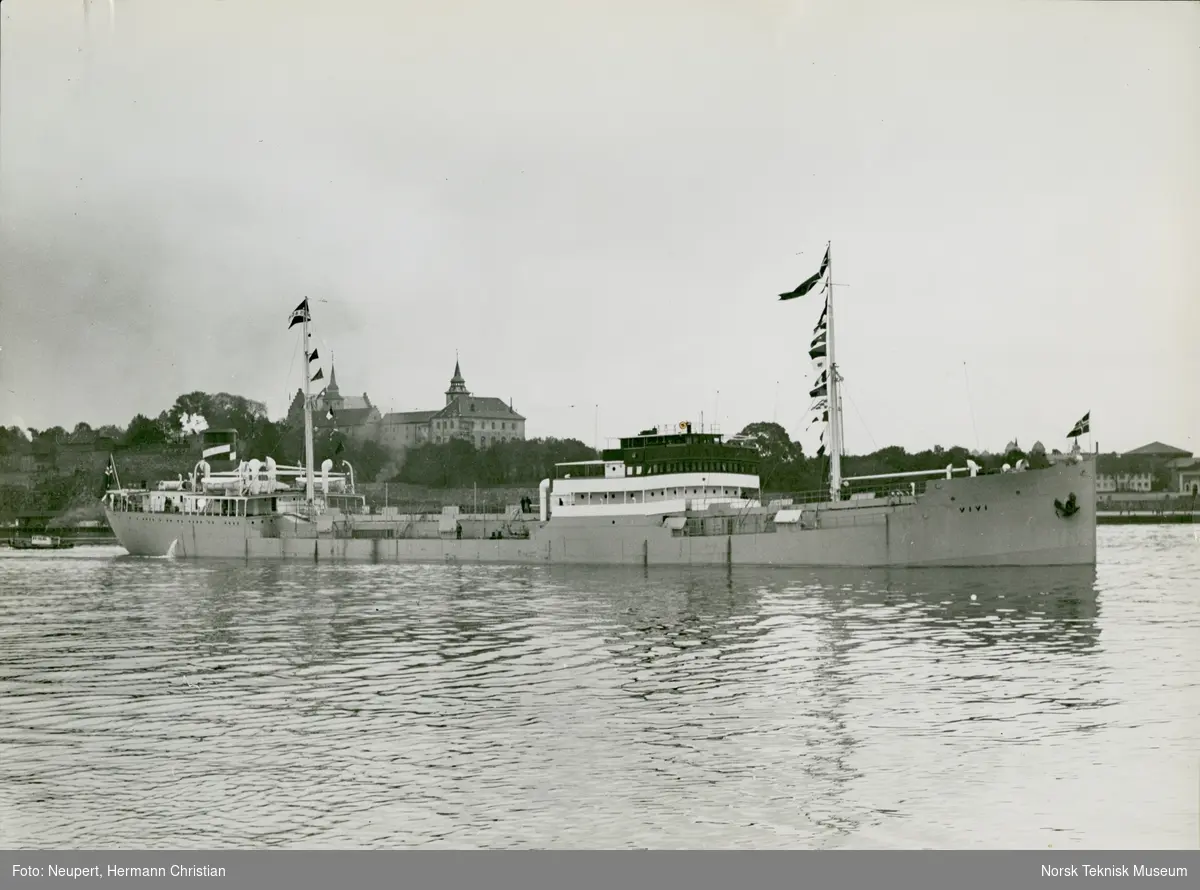 Eksteriør, lastebåten M/T Vivi, B/N 455 foran Akershus festning. Skipet ble levert av Akers mek. Verksted i 1932 til H. Ditlev-Simonsen, Oslo.