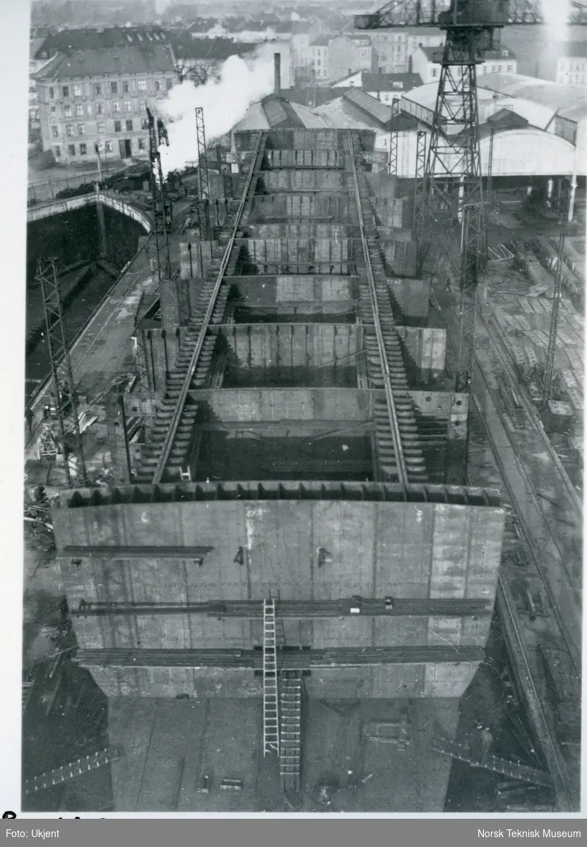 Tankskipet M/S Haakon Hauan, B/N 465 sett ovenfra under bygging på Akers Mek. Verksted 10. november 1934. Skipet ble levert av Akers Mek. Verksted i 1935 til Østlandske og Vestlandske Petr. Co.