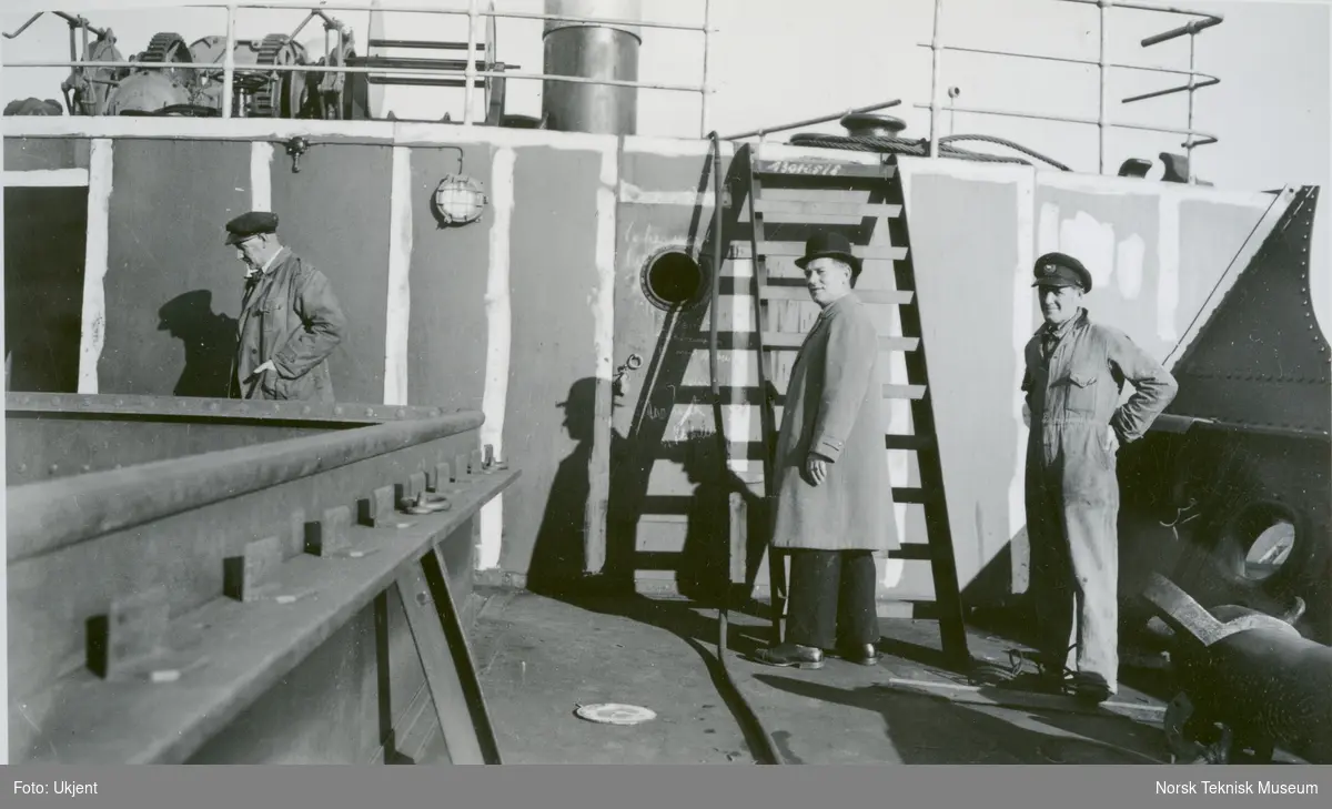 Menn på dekk på passasjer- og lastebåten M/S Taurus, B/N 466, under bygging på Akers Mek. Verksted 18. oktober 1935. Skipet ble levert av Akers Mek. Verksted i 1935 til W. Wilhelmsen, Oslo og Ørsnes (Tønsberg).