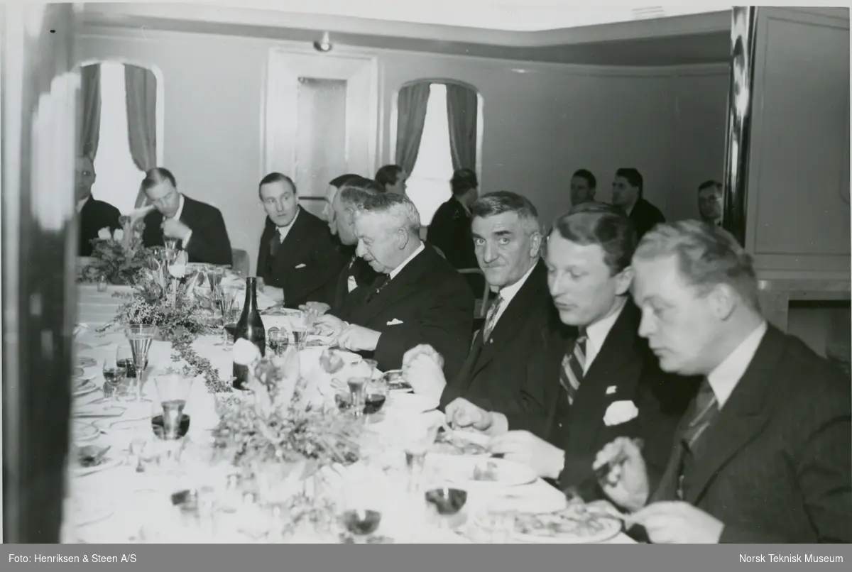 Menn rundt bordet på passasjer- og lastebåten M/S Black Prince, B/N 473 under prøvetur i Oslofjorden 27. april 1938. Skipet ble levert av Akers Mek. Verksted i 1938 til Fred. Olsen & Co, Oslo og gikk i rute Kristiansand - Newcastle.