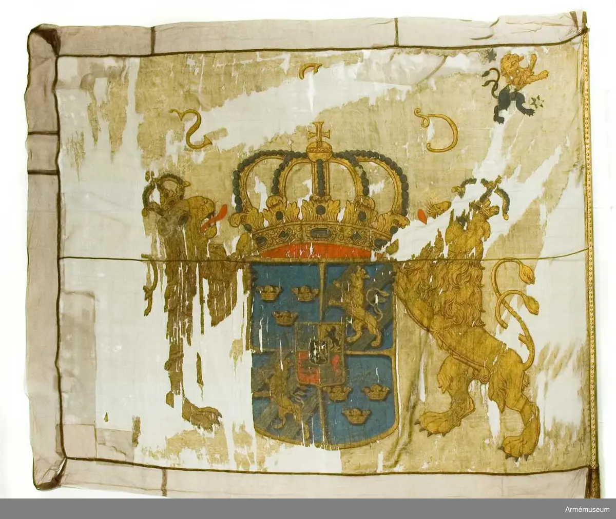 Fanduk av fyrskaftat kyprat siden med målade emblem, omvänd lika på båda sidor; svenska riksvapnet under pfalziska huset i guld, silver och färger, hållet av tvenne dubbelsvansade lejon, skölden guldkantad, krönt av en stor, sluten kunglig krona i guld med rött foder, samt stenar och pärlor i silver. Lejonen av guld med röda tungor, krönta med slutna kungliga kronor.

I båge över vapnet C.R.S. I övre inre hörnet Västergötlands sköldemärke: ett lejon till hälften i guld och till hälften i svart, följt av tvenne silverstjärnor. Målad av trofémålare Olof Hoffman.

Stång av brunmålad furu, 3,58 m lång. Spets saknas.