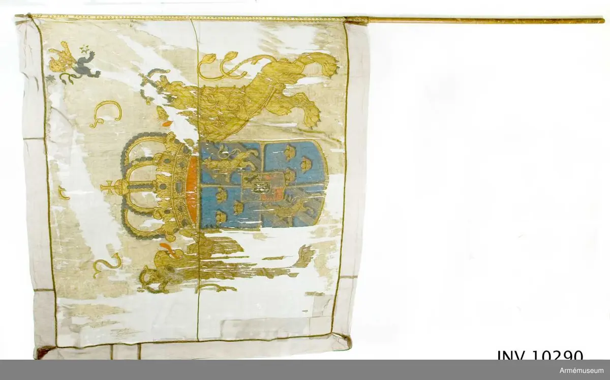 Fanduk av fyrskaftat kyprat siden med målade emblem, omvänd lika på båda sidor; svenska riksvapnet under pfalziska huset i guld, silver och färger, hållet av tvenne dubbelsvansade lejon, skölden guldkantad, krönt av en stor, sluten kunglig krona i guld med rött foder, samt stenar och pärlor i silver. Lejonen av guld med röda tungor, krönta med slutna kungliga kronor.

I båge över vapnet C.R.S. I övre inre hörnet Västergötlands sköldemärke: ett lejon till hälften i guld och till hälften i svart, följt av tvenne silverstjärnor. Målad av trofémålare Olof Hoffman.

Stång av brunmålad furu, 3,58 m lång. Spets saknas.