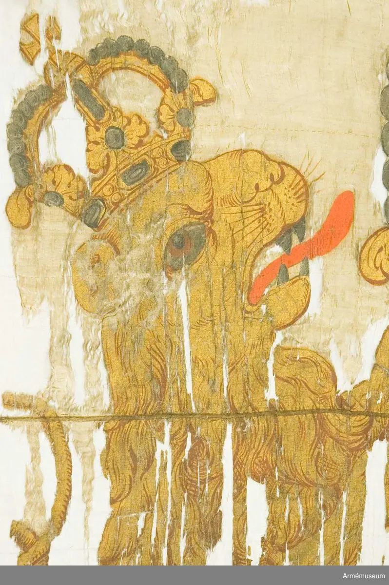 Fanduk av fyrskaftat kyprat siden med målade emblem, omvänd lika på båda sidor; svenska riksvapnet under pfalziska huset i guld, silver och färger, hållet av tvenne dubbelsvansade lejon, skölden guldkantad, krönt av en stor, sluten kunglig krona i guld med rött foder, samt stenar och pärlor i silver. Lejonen av guld med röda tungor, krönta med slutna kungliga kronor.

I båge över vapnet C.R.S. I övre inre hörnet Västergötlands sköldemärke: ett lejon till hälften i guld och till hälften i svart, följt av tvenne silverstjärnor. Målad av trofémålare Olof Hoffman.

Stång av brunmålad furu, 3,58 m lång. Spets saknas.