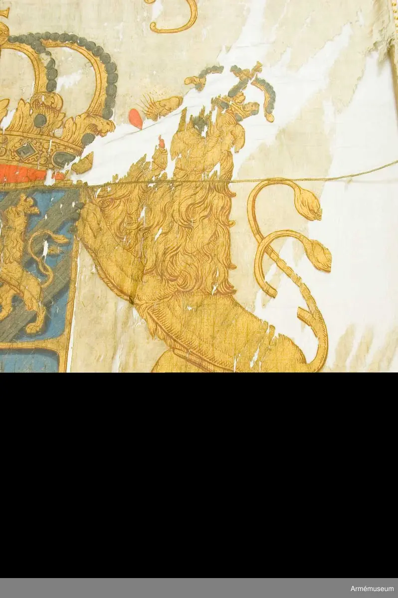 Fanduk av fyrskaftat kyprat siden med målade emblem, omvänd lika på båda sidor; svenska riksvapnet under pfalziska huset i guld, silver och färger, hållet av tvenne dubbelsvansade lejon, skölden guldkantad, krönt av en stor, sluten kunglig krona i guld med rött foder, samt stenar och pärlor i silver. Lejonen av guld med röda tungor, krönta med slutna kungliga kronor.

I båge över vapnet C.R.S. I övre inre hörnet Västergötlands sköldemärke: ett lejon till hälften i guld och till hälften i svart, följt av tvenne silverstjärnor. Målad av trofémålare Olof Hoffman.

Stång av brunmålad furu, 3,58 m lång. Spets saknas.