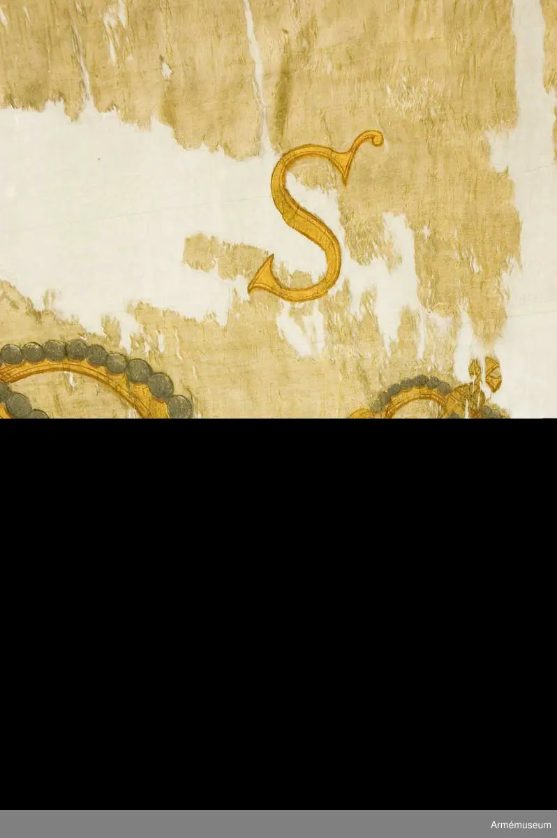 Fanduk av fyrskaftat kyprat siden med målade emblem, omvänd lika på båda sidor; svenska riksvapnet under pfalziska huset i guld, silver och färger, hållet av tvenne dubbelsvansade lejon, skölden guldkantad, krönt av en stor, sluten kunglig krona i guld med rött foder, samt stenar och pärlor i silver. Lejonen av guld med röda tungor, krönta med slutna kungliga kronor.

I båge över vapnet C.R.S. I övre inre hörnet Västergötlands sköldemärke: ett lejon till hälften i guld och till hälften i svart, följt av tvenne silverstjärnor. Målad av trofémålare Olof Hoffman.

Stång av brunmålad furu, 3,58 m lång. Spets saknas.