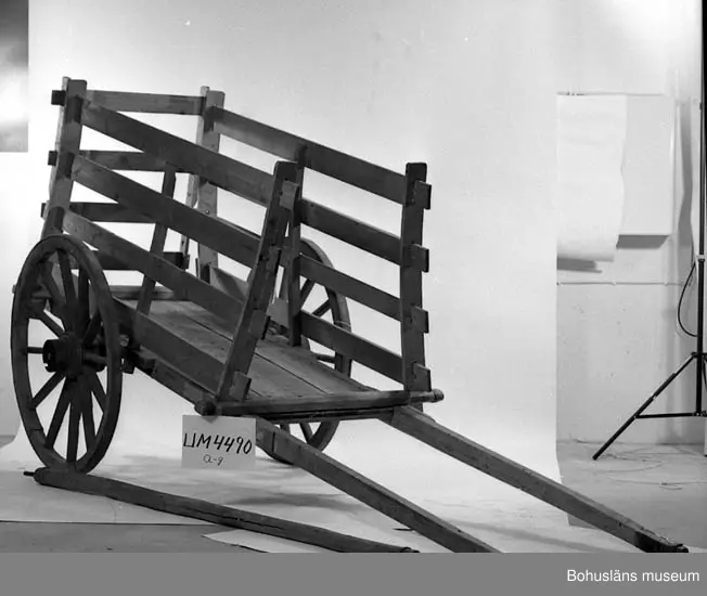 Ur handskrivna katalogen 1957-1958:
Hökärra
Kärrans botten, a), m. skaklar och järnaxel f. hjulen. L. 400; axelns L. 128,5 cm. Hjulen b) och c) b) D. 107; c) D. 107 cm; rödmålade, m. järnringar. d) 0ch e) sidohäckar, mått: 211 x 115 cm 211 x 115 cm. f) gavelhäck. 112 x 87. Föremålen hela. g) en stång av trä, m. en järnspik i ena och en järnbygeli andra ändan L. 256 cm. Hel.

Lappkatalog: 40