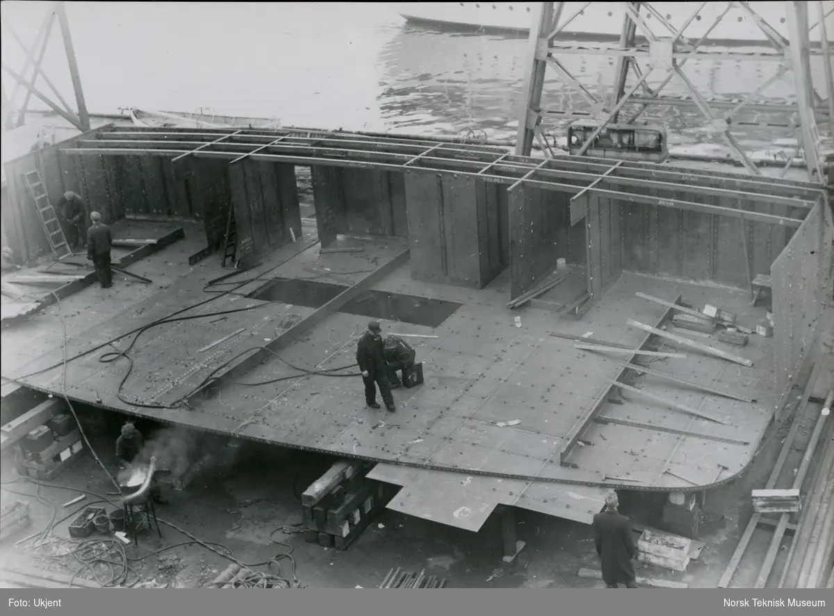 Nytt styrhus til cargolineren M/S Bataan, B/N 481 blir bygd i mars 1952 på Akers Mek. Verksted. Skipet ble levert 30. april 1947 til Fred. Olsen & Co.