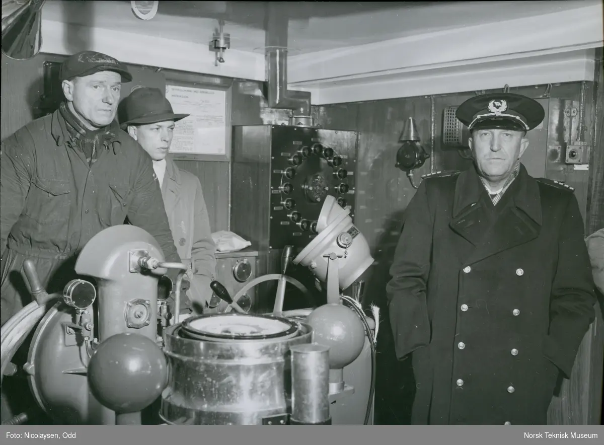 Kaptein Bruu og to andre menn i styrehuset på cargolineren M/S Thermopylæ, B/N 483 under prøvetur i Oslofjorden 24. november 1949. Skipet ble levert til Wilh. Wilhelmsen i 1949.