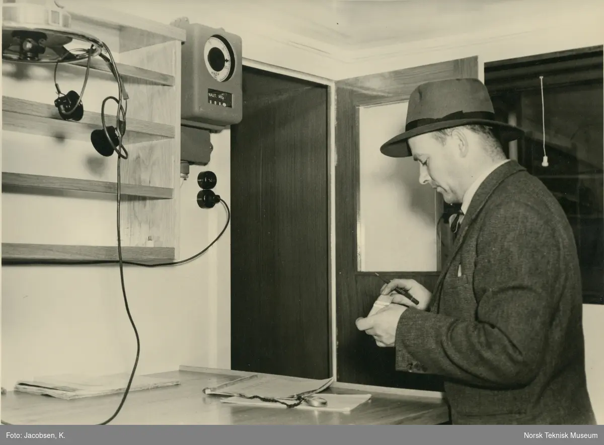 Mark Jungner (?) med SAL-loggen på bestikklugaren på cargolineren M/S Thermopylæ, B/N 483 under prøvetur i Oslofjorden 24. november 1949. Skipet ble levert av Akers Mek. Verksted i 1949 til Wilh. Wilhelmsen.