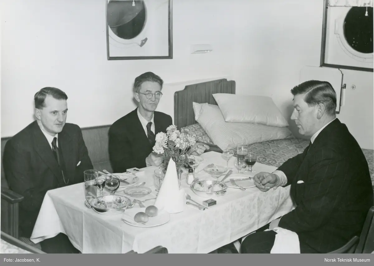 Gjester som spiser ombord på cargolineren M/S Thermopylæ, B/N 483 under prøvetur i Oslofjorden 24. november 1949. Skipet ble levert av Akers Mek. Verksted i 1949 til Wilh. Wilhelmsen.