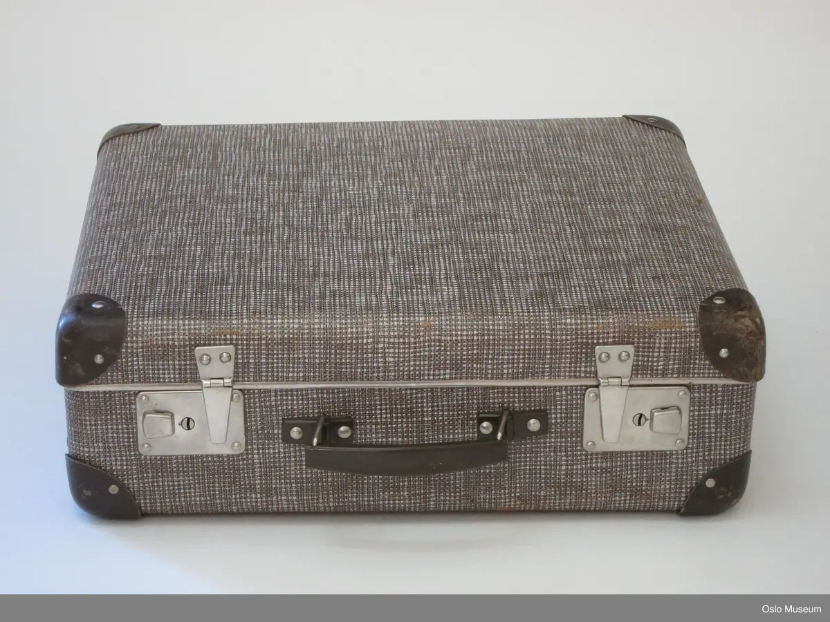 10 kopper i plast, noe ulik fargeskala (blått)
4 eggeglass i lys blått plast
6 smørbrødbrikker fra Oslo Sparebank med motiv hentet fra skulpturer i byen
1 forskjærskniv formet som en sverdfisk med ulike funskjoner; boksåpner, flaskeåpner, grov og fin skjæring (rillet)
4 gafler, metall
4 kniver, metall
4 skjeer, metall
4 teskjeer, metall (ikke opprinnelige) de var opprinnelig lysblå plast
3 skåler lysblå plast ant til kopper
2 større tallerkener, lys blå plast