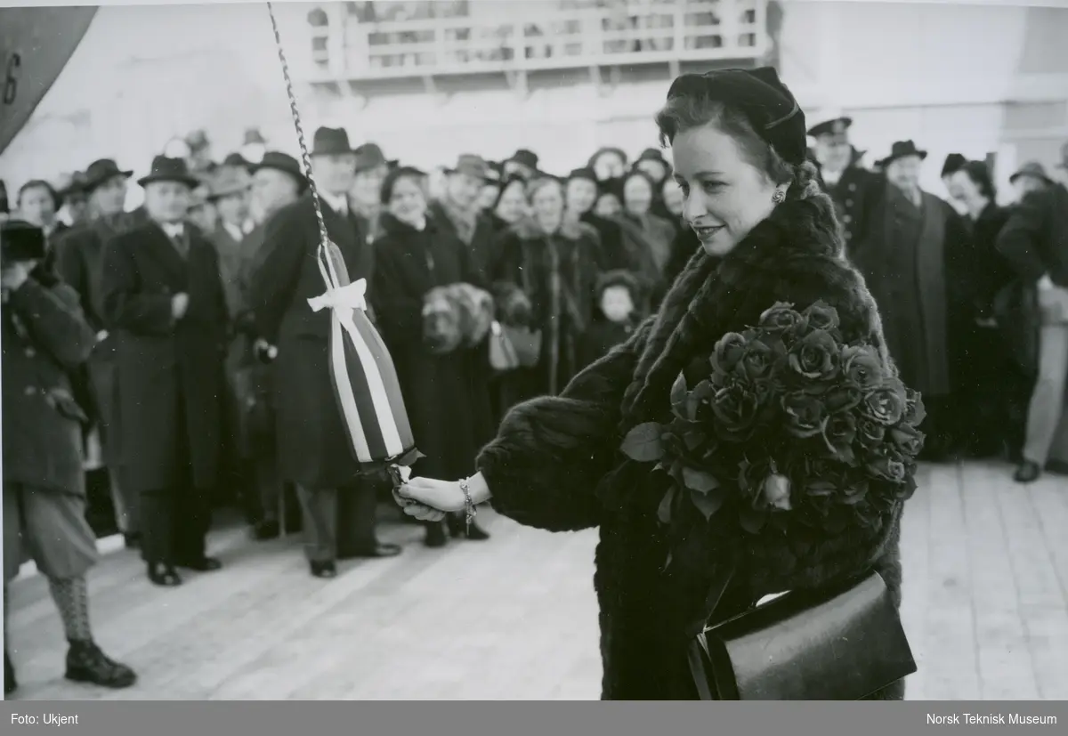 Prinsesse Ragnhild døper cargolineren M/S Sandanger, B/N 489 på Akers Mek. Verksted 3. mars 1951. Skipet ble levert i 1951 til Westfal-Larsen & Co.