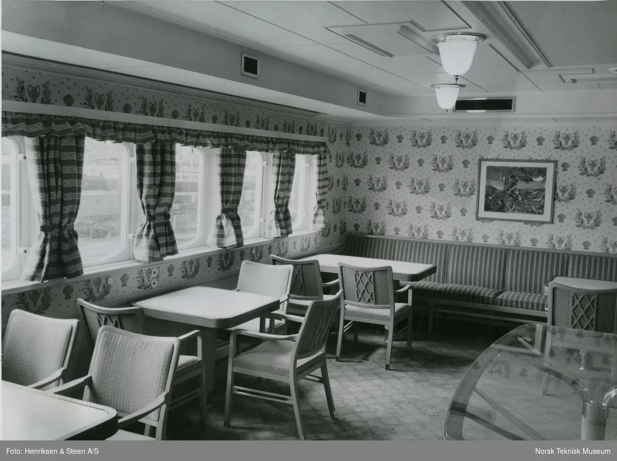 Restaurant på første klasse på passasjer- og lasteskipet M/S Braemar, B/N 494. Skipet ble levert av Akers Mek. Verksted i 1953 til Fred. Olsen & Co.