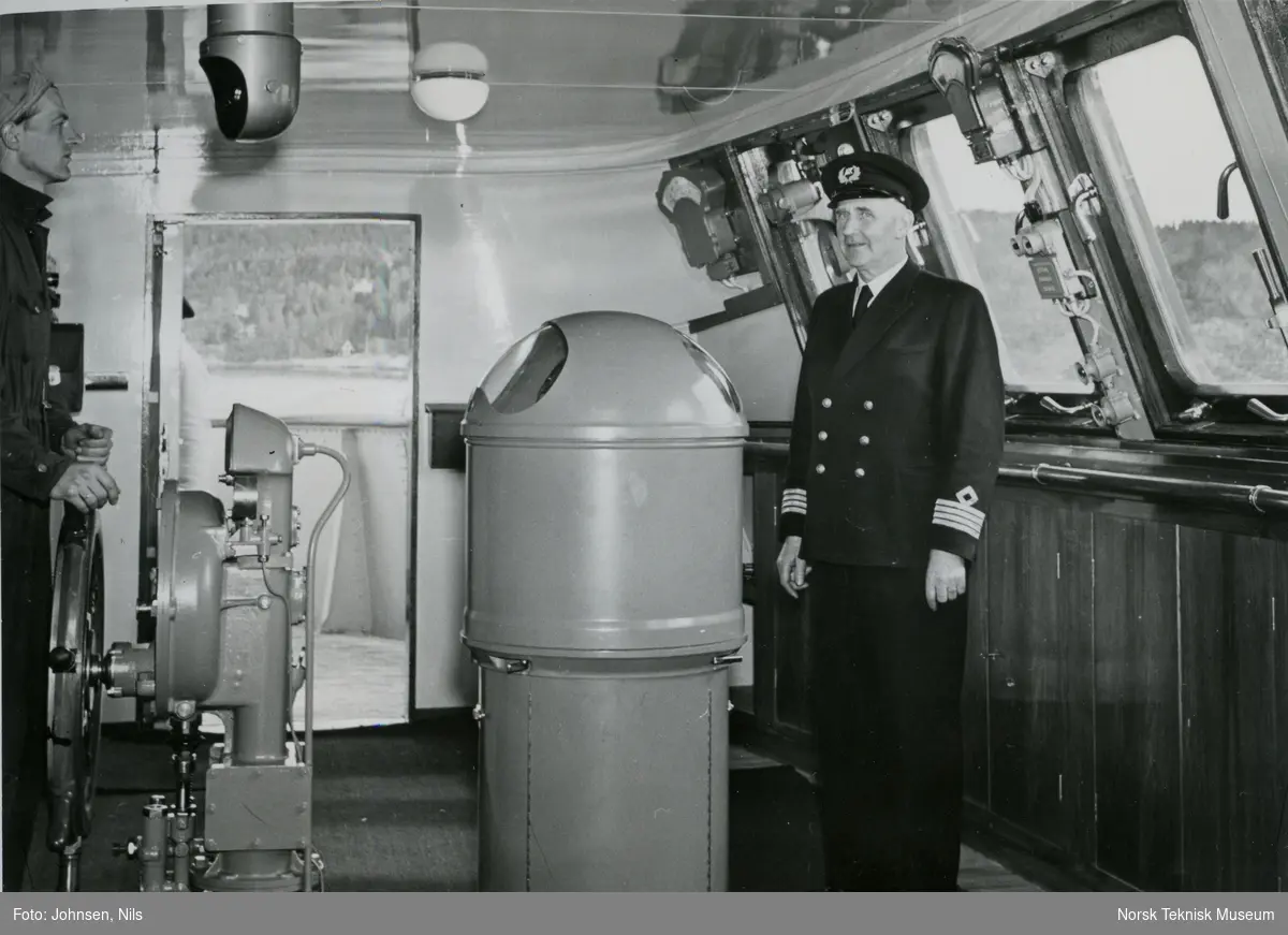 Fra styrehuset på passasjer- og lasteskipet M/S Braemar, B/N 494 under prøvetur i Oslofjorden. Skipet ble levert av Akers Mek. Verksted i 1953 til Fred. Olsen & Co.