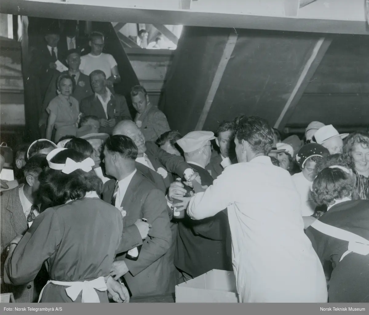 Utdeling av drikke under fjordtur for verkstedets ansatte med cargolineren M/S Burrard, B/N 508. Skipet ble levert av Akers Mek. Verksted i 1956 til Fred. Olsen & Co.