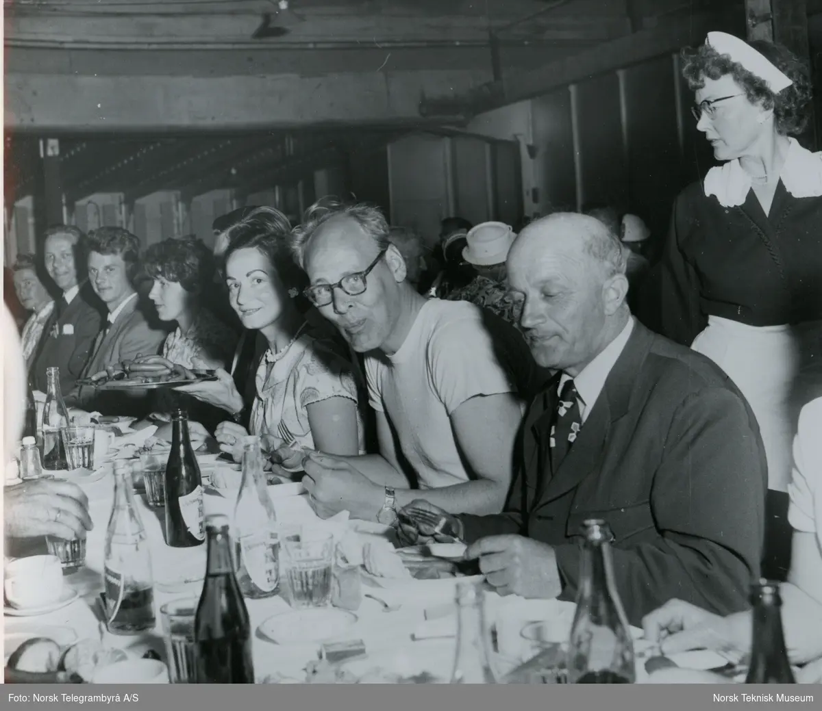 Middag under fjordtur for verkstedets ansatte med cargolineren M/S Burrard, B/N 508. Skipet ble levert av Akers Mek. Verksted i 1956 til Fred. Olsen & Co.