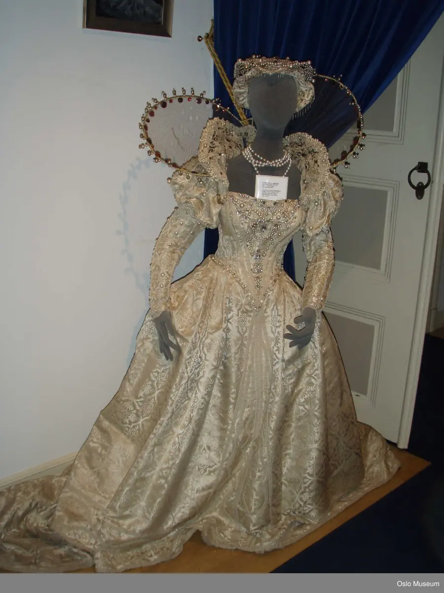Renessansekjole med hodepynt brukt først av Aase Bye i 1942 og 1946 og senere av Wenche Foss i 1957 i tittelrollen i Bjørnstjerne Bjørnsons "Maria Stuart i Skottland" på Nationaltheatret.