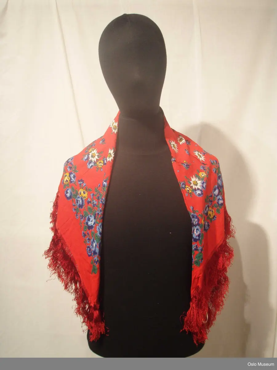 Sjal, bomull ulike farger, store roser og blomster og lange frynser, noe russisk inspirert.