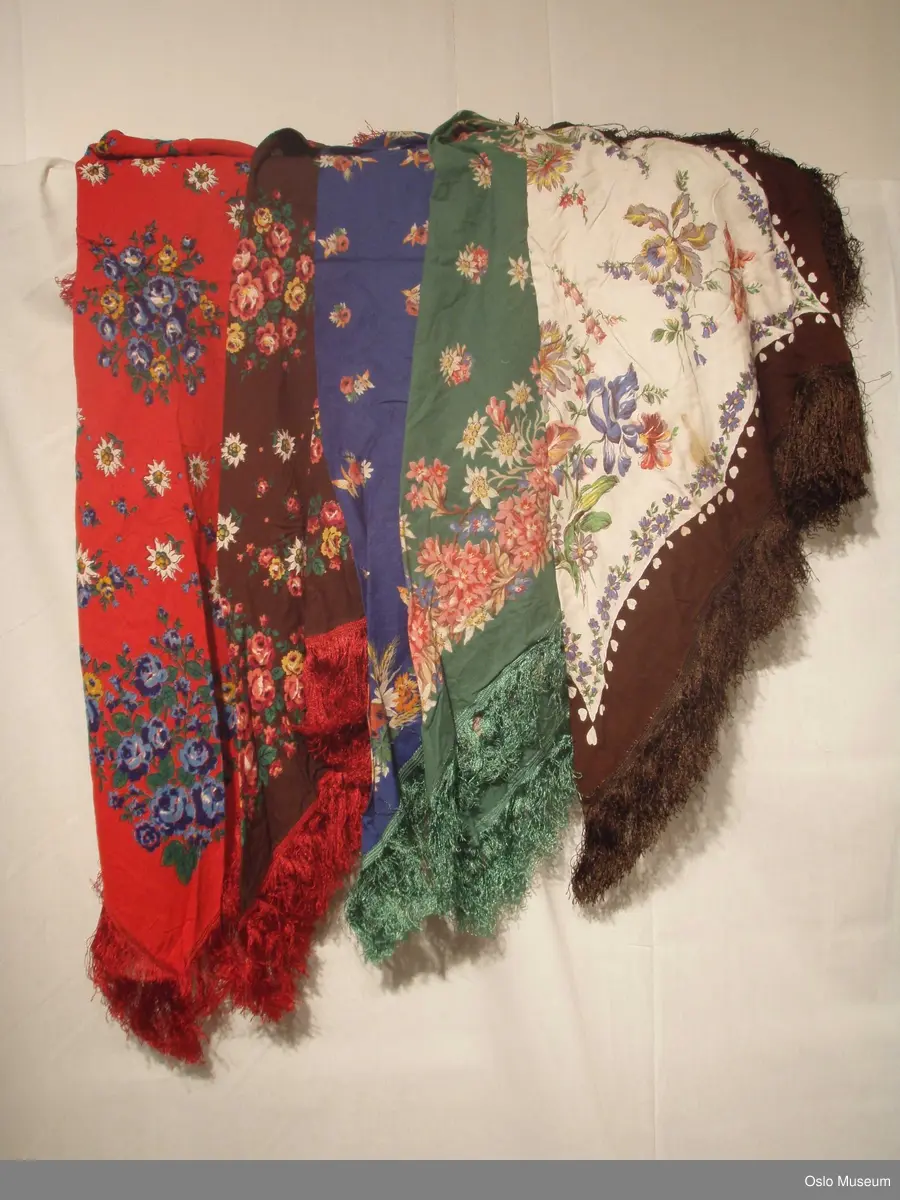 Sjal, bomull ulike farger, store roser og blomster og lange frynser, noe russisk inspirert.