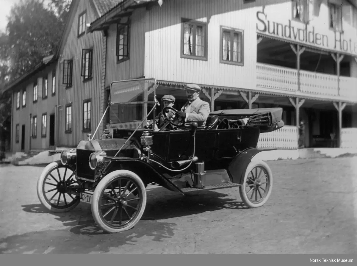 Ford T 1913 med registreringsnummer C 71 foran Sundvolden Hotell