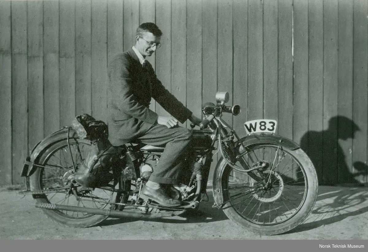 Vebjørn Tandberg på motorsykkel i juli 1927