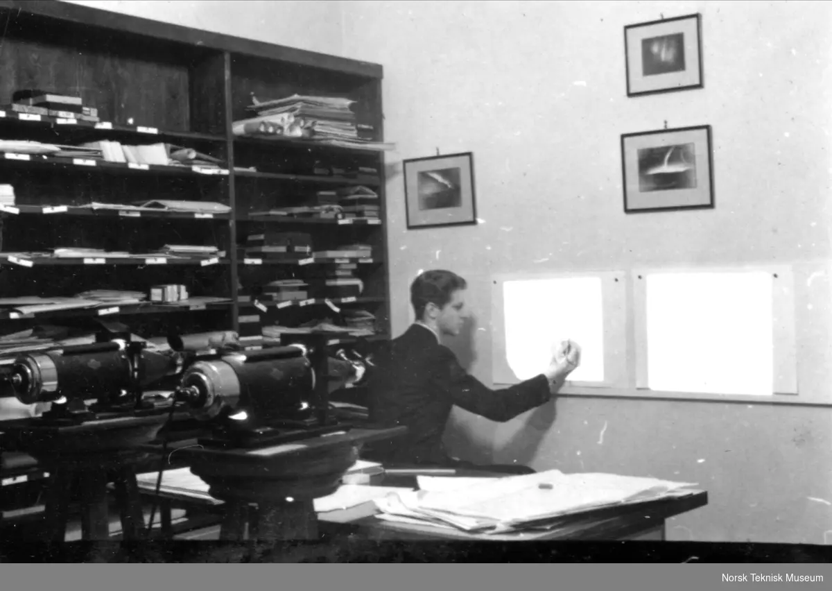 Parallaserbilder (?) utmåles, Carl Størmers assistent og laborant Nicolai Herlofson på Størmers kontor, Astrofysisk Institutt, Blindern, Oslo, 1937.