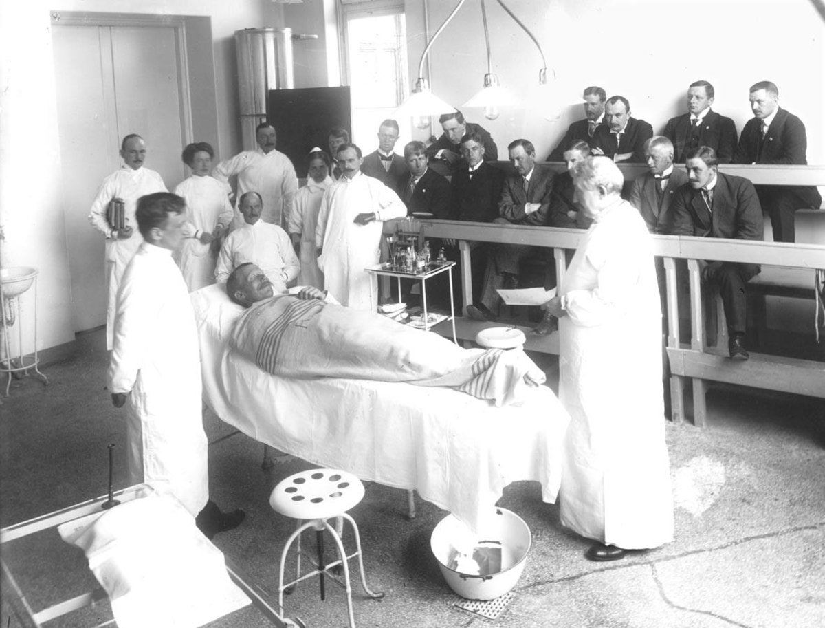 Operasjon og forelesning ved Rikshospitalet omkring 1910