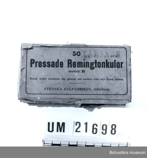 594 Landskap BOHUSLÄN

Asken är klädd med rött papper. Märkt: "Pressade Remington kulor, 50 modell B. Dessa kulor utmärka sig genom sin exakta vikt och stora lätthet. Svenska kulfabriken Göteborg".

UMFF 47:7.