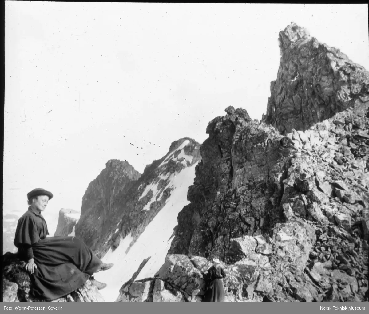 Alette Falck i forgrunnen og Kristine Bonnevie ved Dyrhaugstinden i Jotunheimen