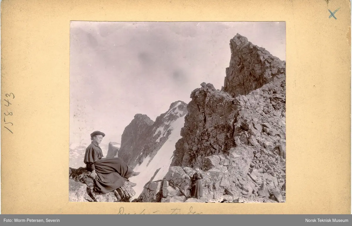 Alette Falck i forgrunnen og Kristine Bonnevie ved Dyrhaugstinden i Jotunheimen