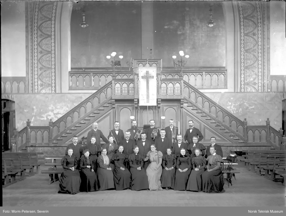 Orkester i kirkeinteriør