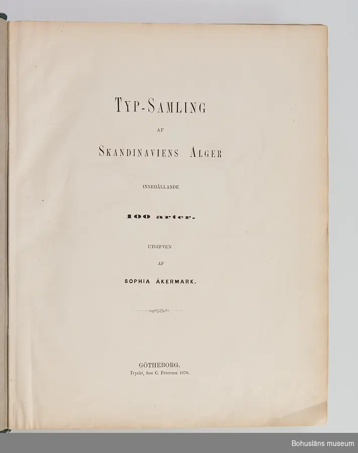 Bokverk med pressade alger. Den inbundna samlingen består av 100 alger insamlade i vattnen den bohuslänska kusten. Samtliga är försedda med vetenskapliga namn, vilken månad under året de samlats in och är numrerade 1-100.  
Försättsblad med texten "Typ-Samling af Skandinaviens Alger innehållande 100 arter utgifven af Sophia Åkermark, Götheborg. Tryckt, hos C. Petersen 1870". 
På främre pärmens insida klisteretikett: "L W Levin. Bokbindare, Uppsala Swedsgränd No 12".