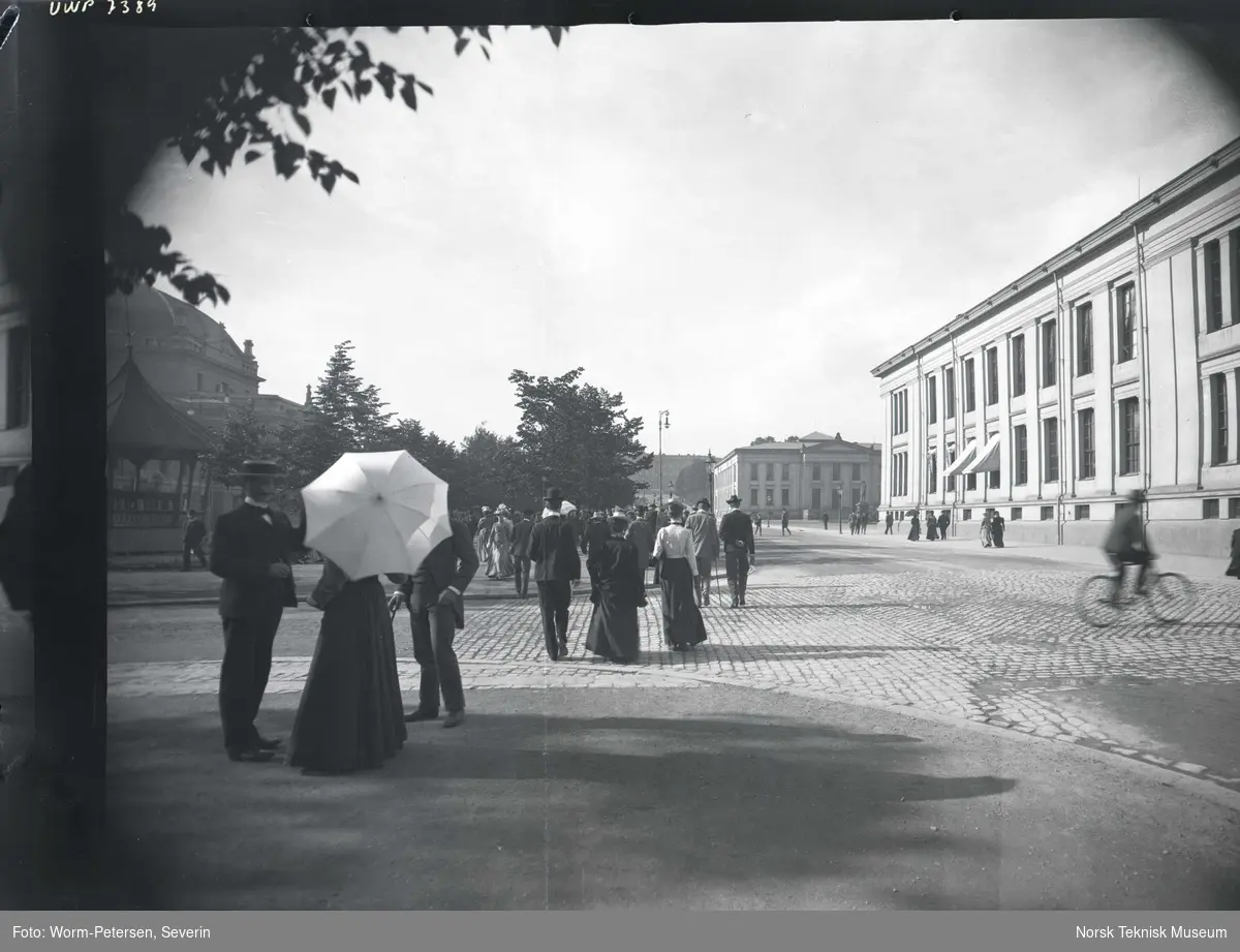 Spaserende på Karl Johan, fotografert fra Studenterlunden mot slottet, Nationaltheateret til venstre, omkring 1900