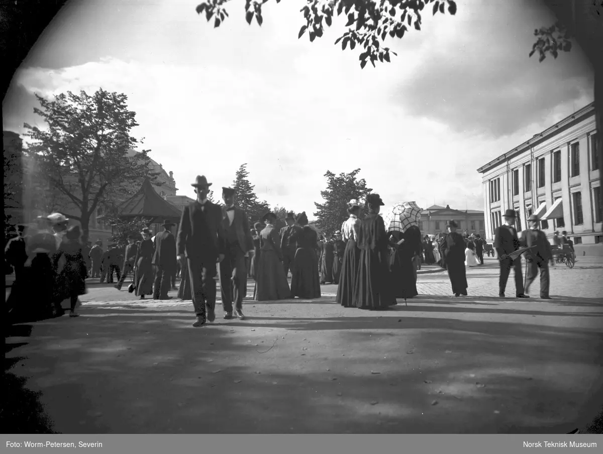 Universitetet, flanering på Karl Johan