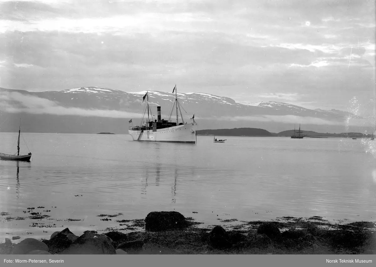 Lyngenfjord ved Lyngseidet, dampskipet Andenæs