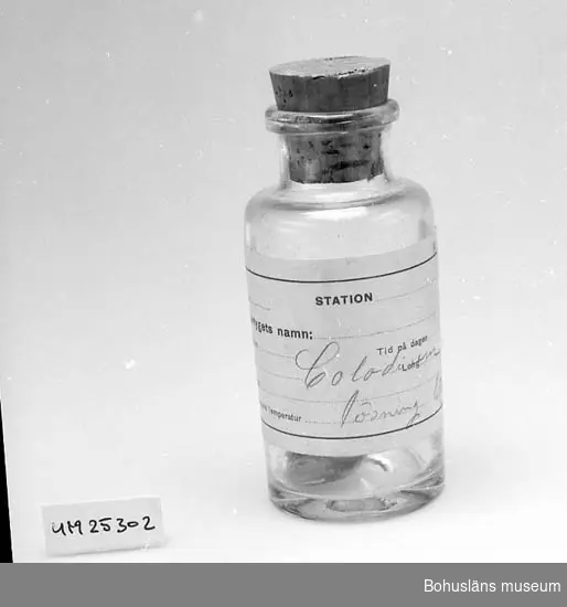 471 Tillverkningstid CA 1900
594 Landskap BOHUSLÄN

Etikett med text:
N:o...STATION...
Fartygets namn:...
Datum...    Tid på dagen...
Lat... Long...
Djup...
Vattnets temperatur..."
Handskriven text:"Colodireum elast lösning Eter".
Placerad i skeppsapotek UM25271 i mellersta planet, fjärde facket från höger i andra raden upp ifrån.