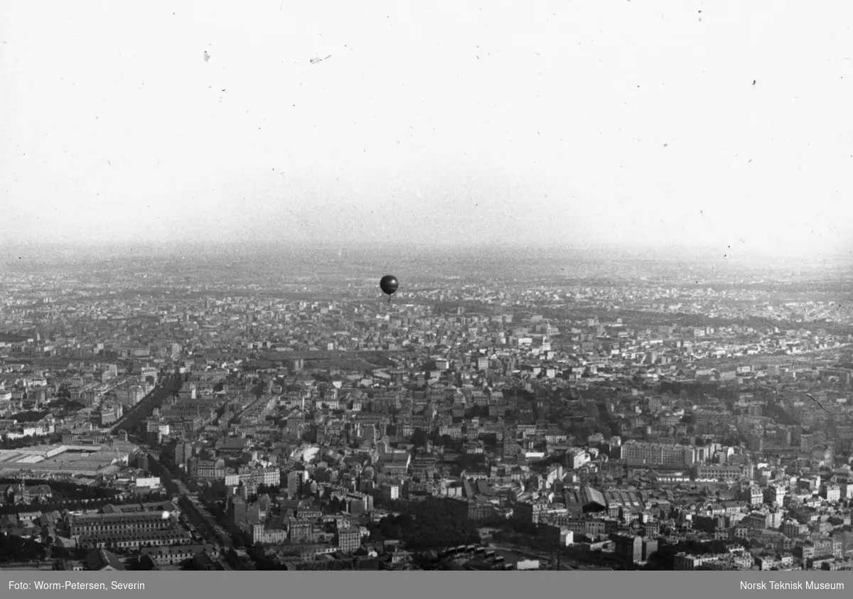 Frankrike: Panorama fra Eiffeltaarnet med luftballon, Pariserudstillingen 1900