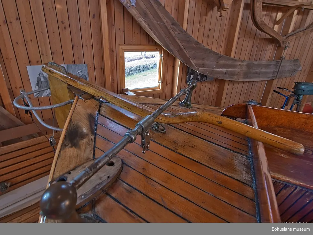 Spetsgattad. Klinkbyggd. Bord och spant av ek. Borden är nitade.
Däck av oregonpine. Ruff av mahogny och oregonepine (taket). Masten (H 10,3 m) och bommen (L 3,1 m) är gjorda av oregonpine.
Tidigare var båten gaffelriggad men i samband med en ombyggnad 1952 fick hon däck, ruff och en ny modern rigg samt kryssfock och storsegel av bomull tillverkat av Hasses segelmakeri i Göteborg, se UM026494 - UM026495. Se Länkade filer under Tilläggsinformation.
På sittbrunnens sarg sitter en namnskylt i trä; "NYMF".
Ett blått kapell, sprayhood, med två vita stänger från 1980-tal samt en båtshake förvaras i ruffen. Se Länkade filer under Tilläggsinformation.

Båten ägdes på 1930-talet av Karl Otto Jonasson. År 1941 sålde han den till Folke Gunnarsson och Rune Olsson. Fem år senare köpte Folke ut Rune.
Folke var med i Segelsällskapet FRAM i Göteborg. Båten kallades Nymf och hade nr 64 i segelsällskapet FRAM. År 1988 tog Karl-Erik Karlsson över båten.

Enligt Sveriges befolkning 1900 heter båtbyggaren Karl Alfred Fredriksson Stjërn, född i Kville 1857.
 
Litteratur: 
Börjesson, E, Börjesson, L., Dunér, m fl.: Kostern. Segelsällskapet Fram 100 år. 1896-1996. Göteborg 1996.
Sörenson, Reiners: Stjerns båtbyggeri på Galtö. Ur Träbiten nr. 93, Föreningen Allmogebåtar, Göteborg 1996.
Hasslöf, Olof: Svenska Västkustfiskarna, Stockholm 1949, sidan 296 ff,
Fredriksen, Christine: EBBA och NYMF - nöjesbåtar vid Bohuskusten. BOHUSLÄN. Årsbok 1999. Handel och hantverk. Bohusläns Hembygdsförbund och Bohusläns museum, s. 87-104.

Se Bilagepärmen UM26491: Träbiten nr 93 samt information från Segelsällskapet FRAM.
Gaffel och äldre bomullssegel finns el. uppgift från givaren kvar.
Uppgifterna kompletterade 2002-09-06/A-LS

Se Bildarkivet UMFA55001:1, familjebild från 1934 samt UM031358, prispokal från 1935.