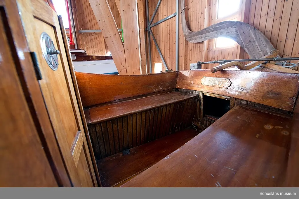 Spetsgattad. Klinkbyggd. Bord och spant av ek. Borden är nitade.
Däck av oregonpine. Ruff av mahogny och oregonepine (taket). Masten (H 10,3 m) och bommen (L 3,1 m) är gjorda av oregonpine.
Tidigare var båten gaffelriggad men i samband med en ombyggnad 1952 fick hon däck, ruff och en ny modern rigg samt kryssfock och storsegel av bomull tillverkat av Hasses segelmakeri i Göteborg, se UM026494 - UM026495. Se Länkade filer under Tilläggsinformation.
På sittbrunnens sarg sitter en namnskylt i trä; "NYMF".
Ett blått kapell, sprayhood, med två vita stänger från 1980-tal samt en båtshake förvaras i ruffen. Se Länkade filer under Tilläggsinformation.

Båten ägdes på 1930-talet av Karl Otto Jonasson. År 1941 sålde han den till Folke Gunnarsson och Rune Olsson. Fem år senare köpte Folke ut Rune.
Folke var med i Segelsällskapet FRAM i Göteborg. Båten kallades Nymf och hade nr 64 i segelsällskapet FRAM. År 1988 tog Karl-Erik Karlsson över båten.

Enligt Sveriges befolkning 1900 heter båtbyggaren Karl Alfred Fredriksson Stjërn, född i Kville 1857.
 
Litteratur: 
Börjesson, E, Börjesson, L., Dunér, m fl.: Kostern. Segelsällskapet Fram 100 år. 1896-1996. Göteborg 1996.
Sörenson, Reiners: Stjerns båtbyggeri på Galtö. Ur Träbiten nr. 93, Föreningen Allmogebåtar, Göteborg 1996.
Hasslöf, Olof: Svenska Västkustfiskarna, Stockholm 1949, sidan 296 ff,
Fredriksen, Christine: EBBA och NYMF - nöjesbåtar vid Bohuskusten. BOHUSLÄN. Årsbok 1999. Handel och hantverk. Bohusläns Hembygdsförbund och Bohusläns museum, s. 87-104.

Se Bilagepärmen UM26491: Träbiten nr 93 samt information från Segelsällskapet FRAM.
Gaffel och äldre bomullssegel finns el. uppgift från givaren kvar.
Uppgifterna kompletterade 2002-09-06/A-LS

Se Bildarkivet UMFA55001:1, familjebild från 1934 samt UM031358, prispokal från 1935.