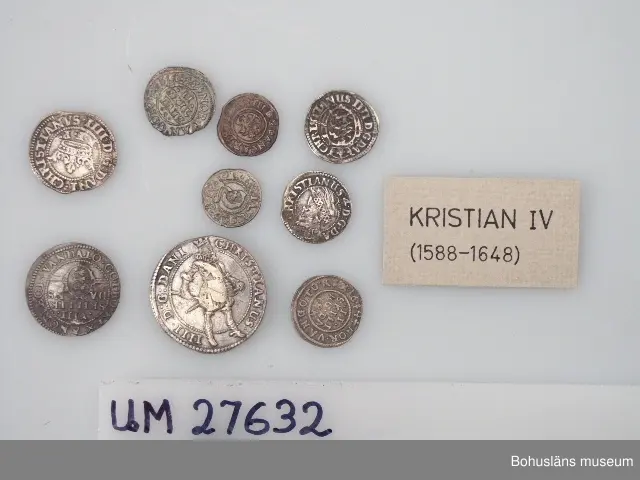 Nio mynt av silver, präglade under Kristian IV:s regeringstid.
Kristian IV (da. Christian IV), 1577-1648, kung av Danmark-Norge från 1588.

UM27632:1 18,5 g
:2 2,91 g
:3 2,0 g
:4 1,62 g
:5 1,58 g
:6 1.2 g
:7 1,07 g
:8 0,97 g
:9 0.67 g


Nykatalogiserade i samband med sommarutställningen 2004. Förvärvsdatum okänt.