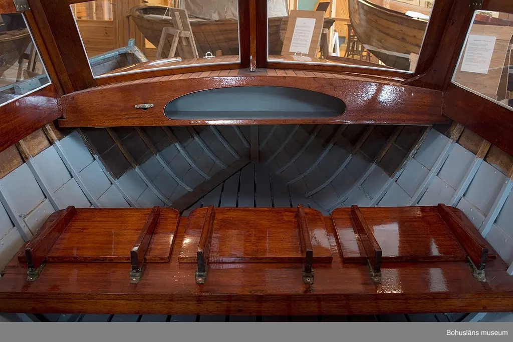 Båten visas permanent  i Båthallen, Bohusläns museum.

Öppen 15 fots motorbåt med rak akter. Fördäck, delad snedställd vindruta, sidorutor och kapell. Stor sittbrunn med tredelad och formsågad toft av furu i aktern. Vindrutor fördelade på fyra rutor varav den högra är öppningsbar. 
Båten har varit försedd med en utombordsmotor.

Till båten hör två stänger UM31346:2 till ett grönt kapell, UM31346:3, flaggstång UM31346:4 samt två årtullar UM31346:5.
Motor saknas.

Campingbåten Aje är en  tidstypisk nöjes- och fritidsbåt för en familj.
Båttypen började byggas i Sverige i slutet av 1930-talet till början av 1960-talet. Ett känt båtvarv som byggde campingbåtar var varvet Storebro. Båten ritades för att serietillverkas och därmed vara billig nog att kunna köpas av arbetare och lägre tjänstemän. Det var också under 30-talet som vanligt folk började få semester. Båttypen kallades i början också för passbåt.
Man kan stuva undan stolarna och bädda för två på durken - man kunde "tälta på sjön", därav smeknamnet campingbåt.

Båten har ägts av Ivan Johansson på Restenäs. Båten framfördes med utombordsmotor Volvo Penta med lång rigg, möjligen en Archimedes.
Båten är byggd i Henån.

Under åren november 2005 - våren 2008 renoverades Aje till utställningsbart skick hos Båtbyggeriavdelningen på Uddevalla Gymnasieskolas båtbyggarutbildning, Östraboskolan som ett led i skolans utbildning. Arbetet är dokumenterat och beskrivet i ett projektarbete av eleven Emma Karlsson.

Litt: Borgenstam, Curt: Min motorbåt. 1965
Olsson, C: Electroluxbåten. Sjöhistoriska museet, 1994.
Kalfjäll, Birgitta: Campingbåten. Artikel i Tidningen Vi, sommaren 1994